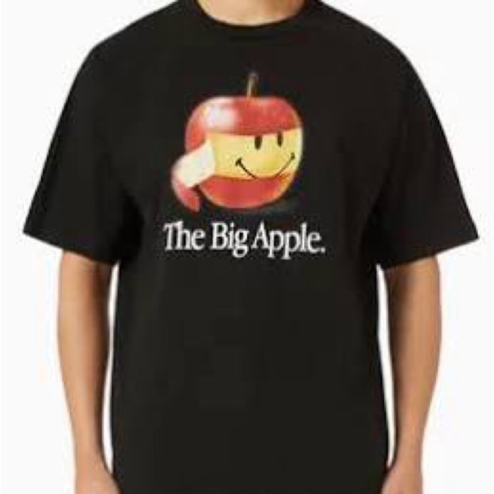 Market smiley big apple t-shirt M NWT
